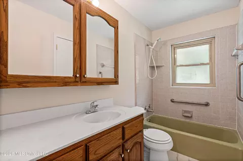 Bath - 867 Green Acres Dr, Hernando, MS 38632 photo 2 of 2