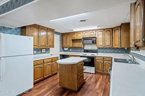 Kitchen - 867 Green Acres Dr, Hernando, MS 38632 photo 2 of 3