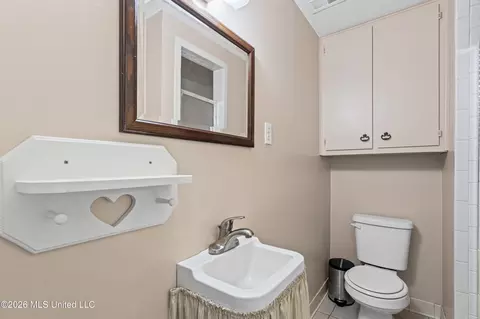 Bath - 867 Green Acres Dr, Hernando, MS 38632 photo 1 of 2