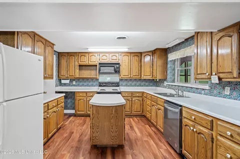 Kitchen - 867 Green Acres Dr, Hernando, MS 38632 photo 1 of 3