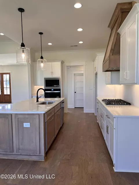Kitchen - 4280 Edison Dr, Nesbit, MS 38651 photo 2 of 6