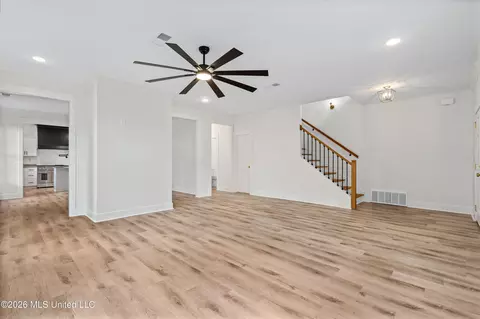 Living - 2133 Timber Ln, Hernando, MS 38632 photo 3 of 4