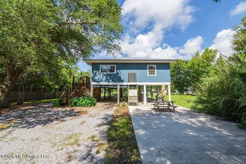 811 View St, Waveland, MS 39576