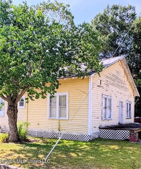 106 S Strahan St, Poplarville, MS 39470