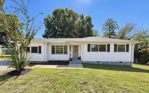 1216 W Main St, Senatobia, MS 38668