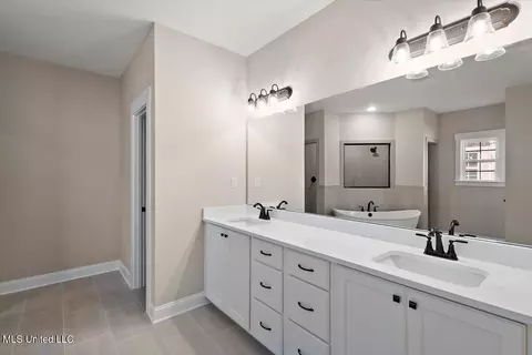 Bath - 292 Wells Dr, Hernando, MS 38632 photo 1 of 5