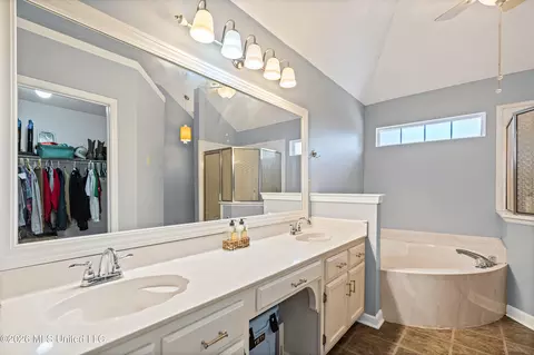 Bath - 4730 Bienville Rd, Nesbit, MS 38651 photo 1 of 3