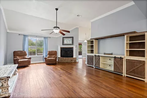 Living - 4730 Bienville Rd, Nesbit, MS 38651 photo 3 of 3