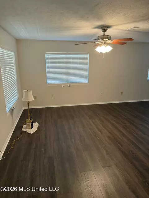 Living - 110 Mccormack Cir, Brandon, MS 39042 photo 4 of 5