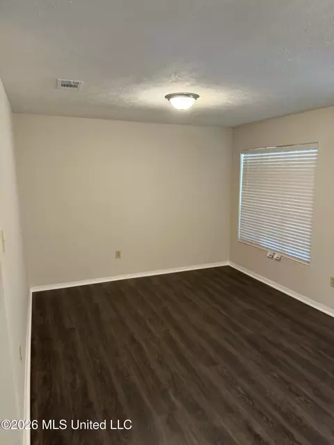 Living - 110 Mccormack Cir, Brandon, MS 39042 photo 3 of 5