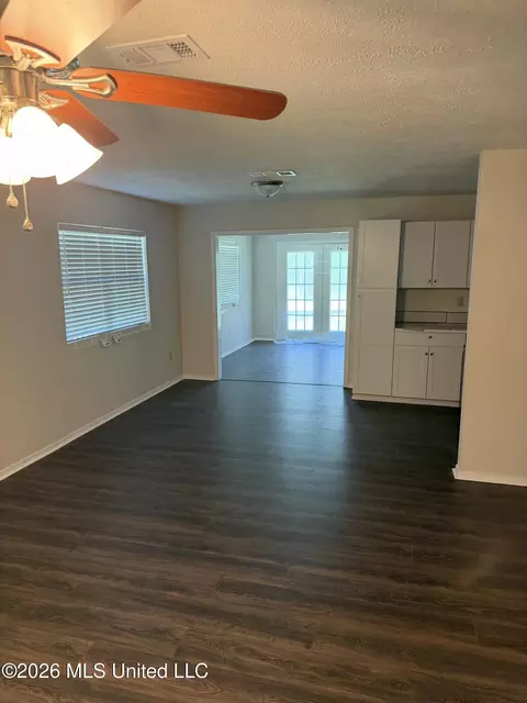 Living - 110 Mccormack Cir, Brandon, MS 39042 photo 5 of 5