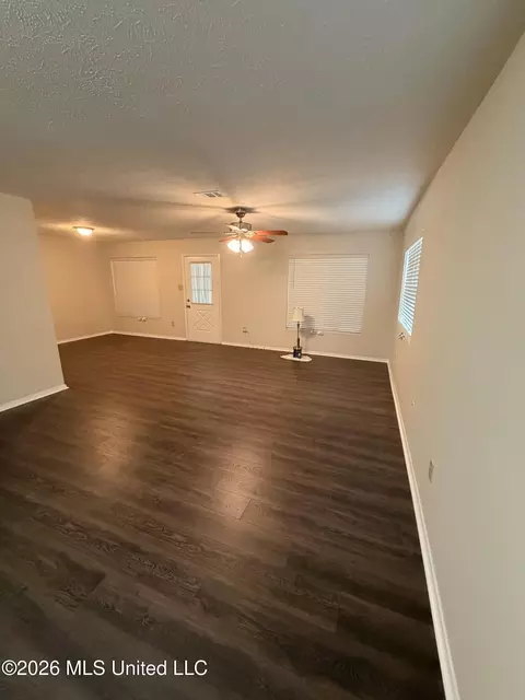 Living - 110 Mccormack Cir, Brandon, MS 39042 photo 2 of 5