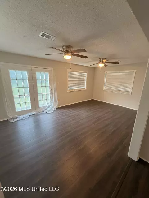 Living - 110 Mccormack Cir, Brandon, MS 39042 photo 1 of 5