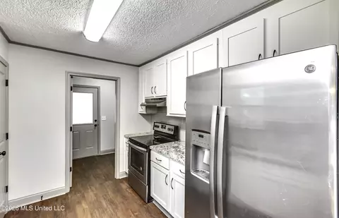 Kitchen - 103 Falcon Ct, Brandon, MS 39047 photo 5 of 6