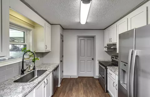 Kitchen - 103 Falcon Ct, Brandon, MS 39047 photo 4 of 6