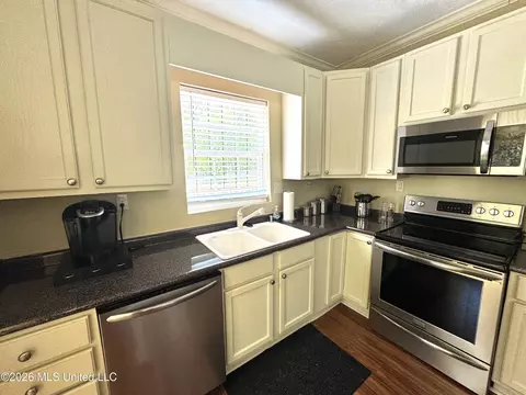 Kitchen - 511 Mccluer Rd, Jackson, MS 39212 photo 2 of 2
