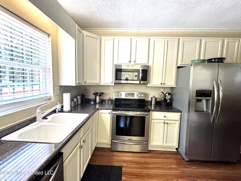 Kitchen - 511 Mccluer Rd, Jackson, MS 39212 photo 1 of 2