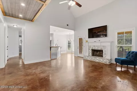 Living - 9567 Holly Springs Rd, Hernando, MS 38632 photo 2 of 5