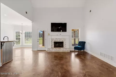 Living - 9567 Holly Springs Rd, Hernando, MS 38632 photo 3 of 5
