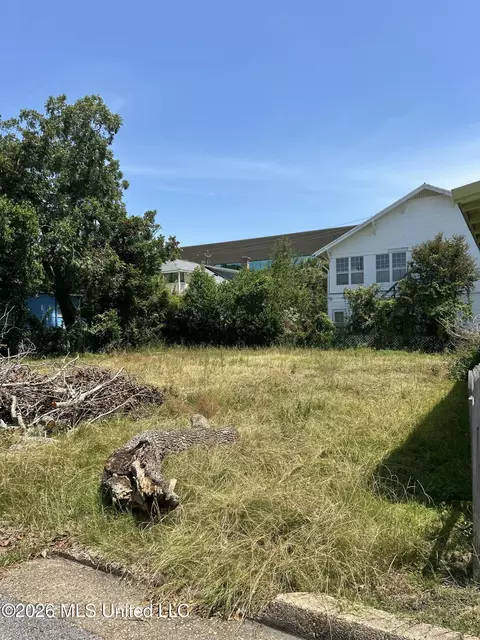 132 Thomas St, Biloxi, MS 39530