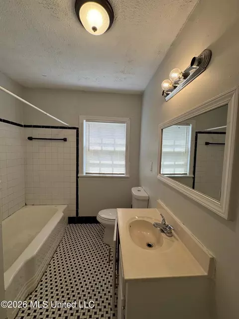 Bath - 315 Robinhood Rd, Jackson, MS 39206 photo 1 of 3