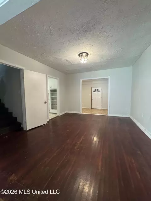 Living - 315 Robinhood Rd, Jackson, MS 39206 photo 3 of 4