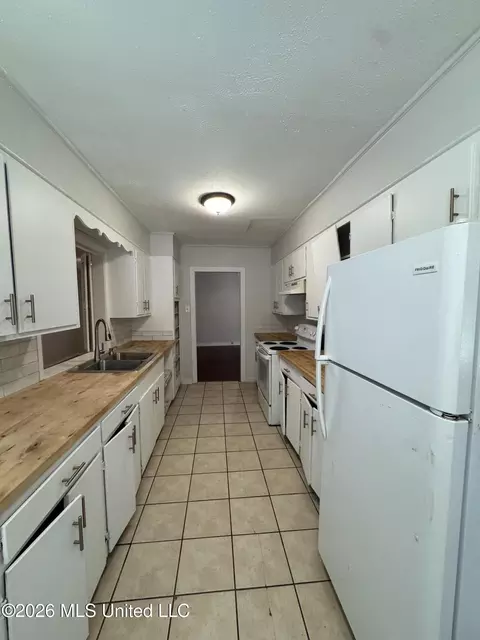 Kitchen - 315 Robinhood Rd, Jackson, MS 39206 photo 2 of 3