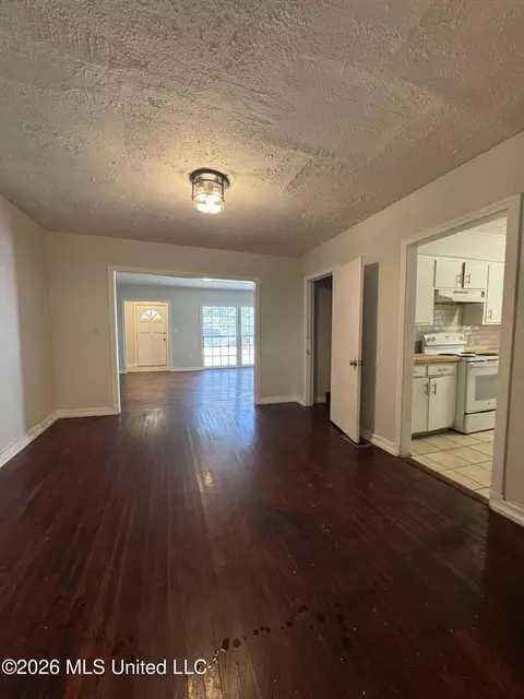 Living - 315 Robinhood Rd, Jackson, MS 39206 photo 4 of 4