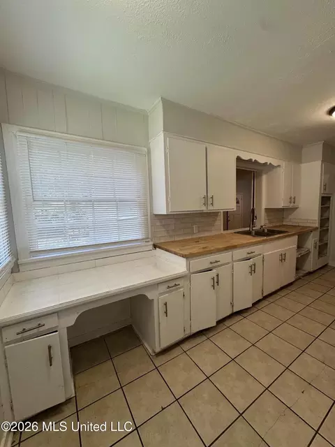 Kitchen - 315 Robinhood Rd, Jackson, MS 39206 photo 3 of 3