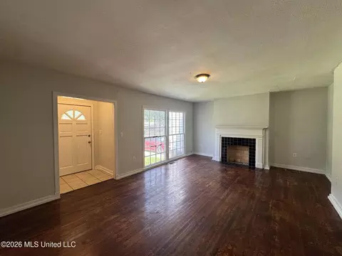 Living - 315 Robinhood Rd, Jackson, MS 39206 photo 1 of 4