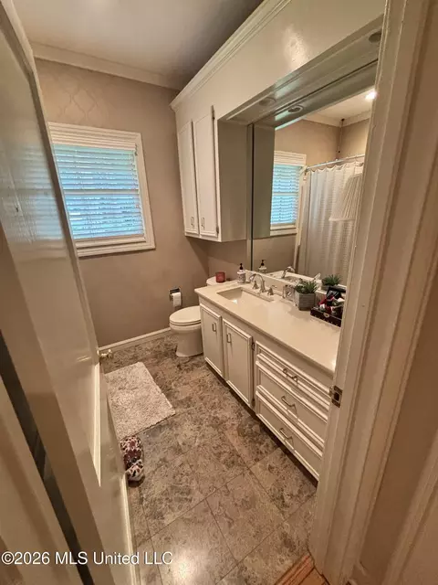 Bath - 1004 Buckley Dr, Jackson, MS 39206 photo 1 of 2