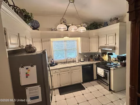 Kitchen - 1004 Buckley Dr, Jackson, MS 39206 photo 2 of 2