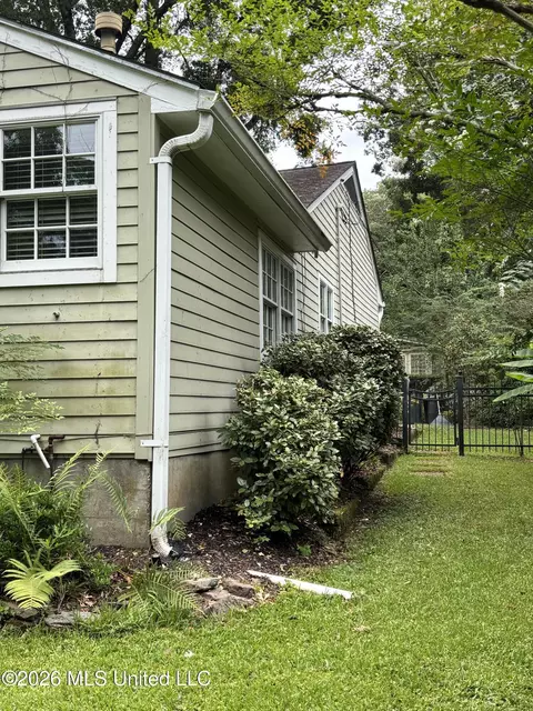 Exterior - 1004 Buckley Dr, Jackson, MS 39206 photo 3 of 8