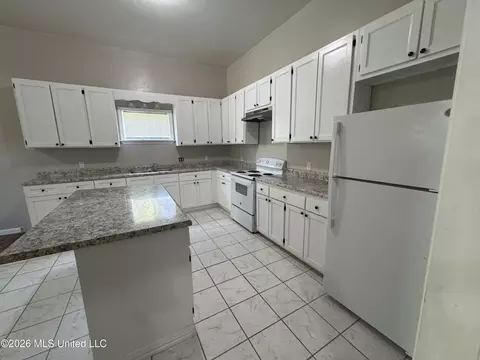 Kitchen - 6209 Elder Ferry Rd, Moss Point, MS 39563 photo 2 of 2