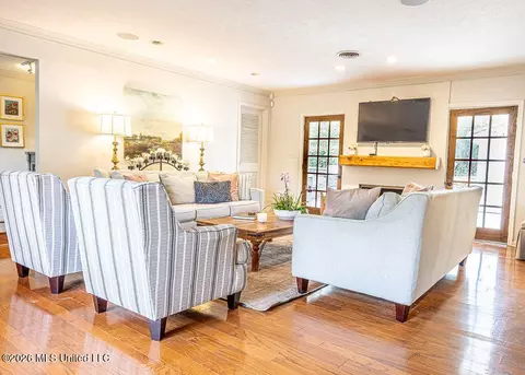 Living - 3800 Redbud Rd, Jackson, MS 39211 photo 2 of 4