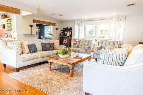 Living - 3800 Redbud Rd, Jackson, MS 39211 photo 3 of 4