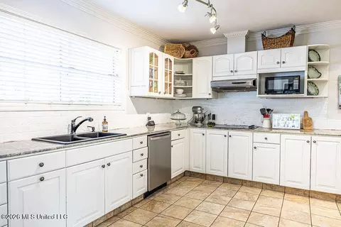 Kitchen - 3800 Redbud Rd, Jackson, MS 39211 photo 3 of 4