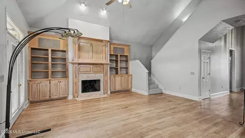 Living - 116 Greens View Dr, Madison, MS 39110 photo 2 of 4