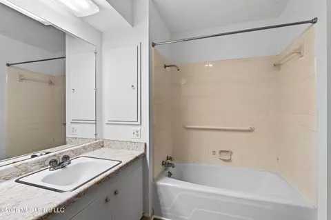 Bath - 140 Holleman St, Wiggins, MS 39577 photo 2 of 6