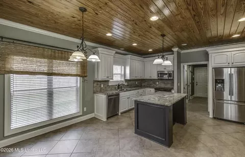Kitchen - 116 Elizabeth Dr, Brandon, MS 39042 photo 4 of 8