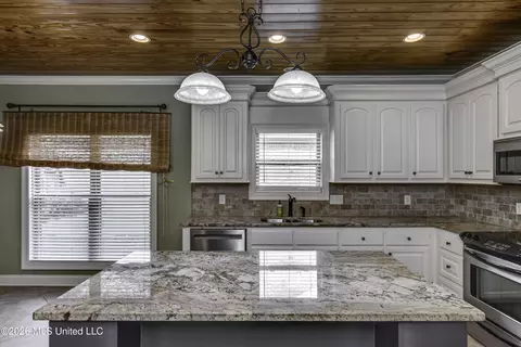 Kitchen - 116 Elizabeth Dr, Brandon, MS 39042 photo 1 of 8