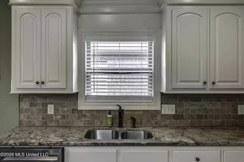 Kitchen - 116 Elizabeth Dr, Brandon, MS 39042 photo 7 of 8