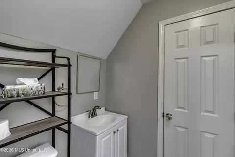 Bath - 116 Elizabeth Dr, Brandon, MS 39042 photo 1 of 9