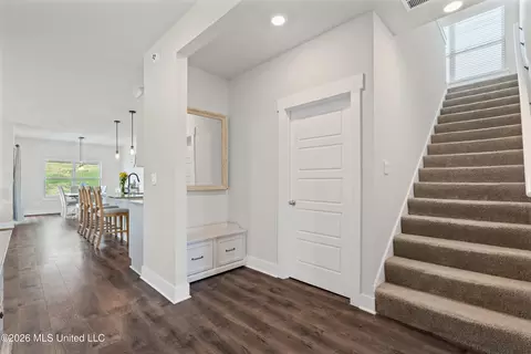 Entry Way - 2084 Tulip Dr, Hernando, MS 38632 photo 2 of 4