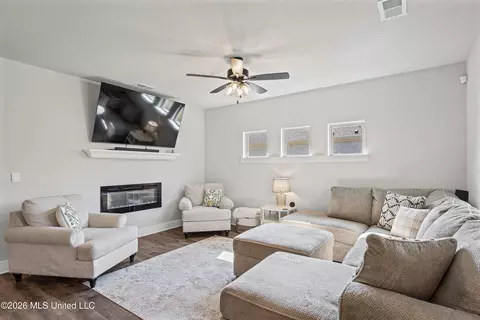 Living - 2084 Tulip Dr, Hernando, MS 38632 photo 2 of 2
