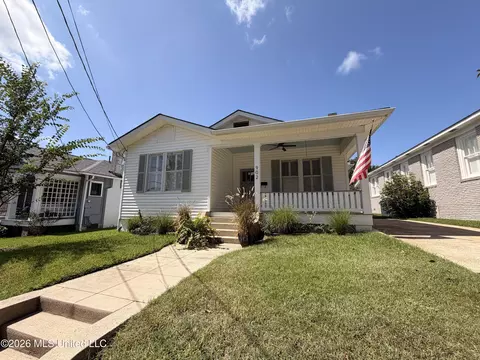 Exterior - 902 Washington St, Natchez, MS 39120 photo 3 of 4