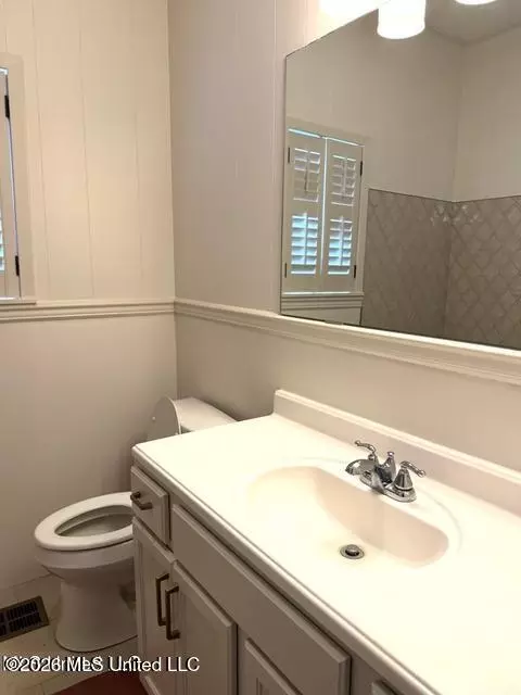 Bath - 902 Washington St, Natchez, MS 39120 photo 2 of 3