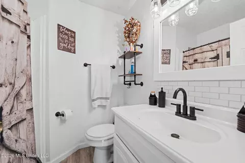 Bath - 4317 Cunningham Rd, Moss Point, MS 39562 photo 2 of 2