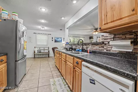 Kitchen - 4317 Cunningham Rd, Moss Point, MS 39562 photo 3 of 4