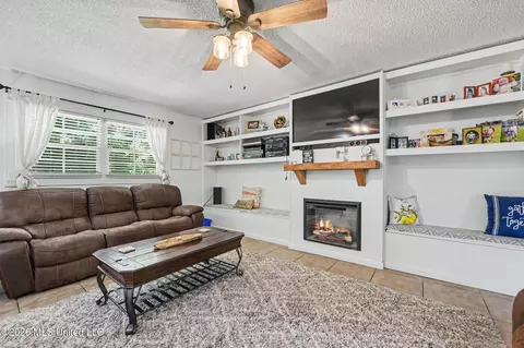 Living - 4317 Cunningham Rd, Moss Point, MS 39562 photo 1 of 1